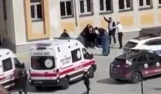 Esenyurt’ta lisede bıçaklı kavga: Polis ve sağlık ekipleri sevk edildi