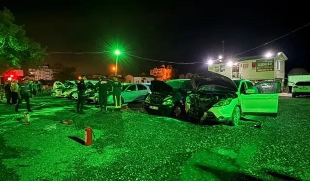 Antalya'da kundaklanan oto galeride araçlar kullanılamaz hale geldi