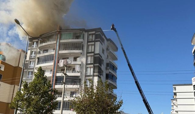 8 katlı binanın çatısında yangında mahsur kalan 7 kişi kurtarıldı