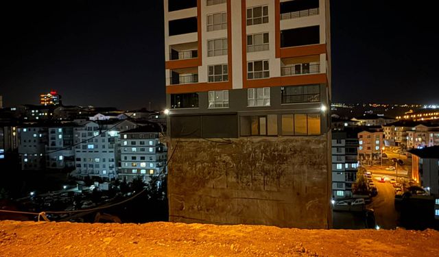 Ankara'da toprak kayması sonucu istinat duvarı çöken binanın temeli açığa çıktı