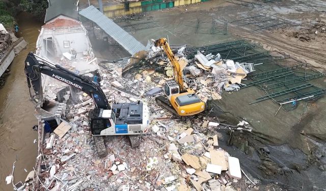 Ayazağa'da yıkım ve arama çalışmaları devam ediyor