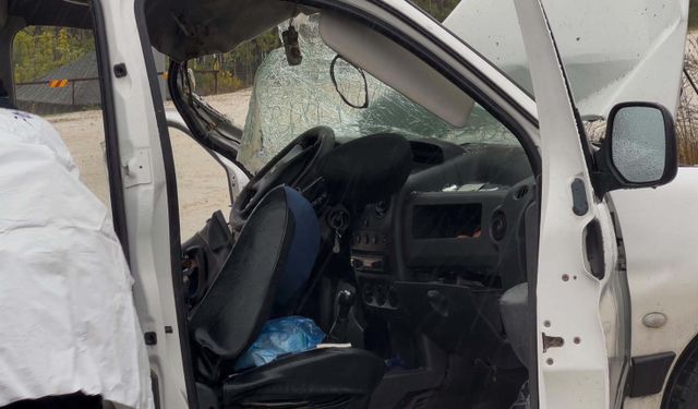 TIR ile hafif ticari araç kafa kafaya çarpıştı: 1 ölü, 1 ağır yaralı