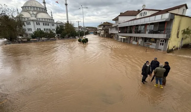 Sakarya'da barajın suyu taştı, mahalleyi sel bastı