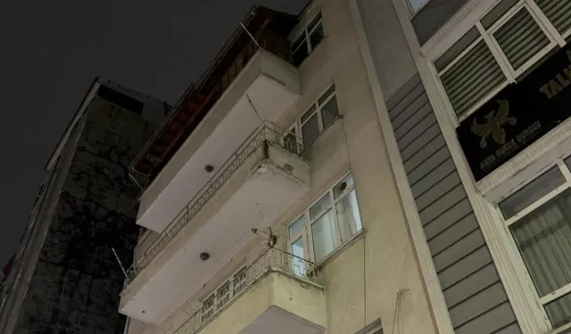 Kıskançlık kavgasında eşini sırtından bıçakladı
