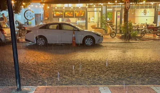Mersin'de 1 saatlik yağmur taşkına sebep oldu