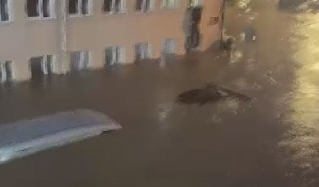 Sarıyer'de yağış nedeniyle araçlar sürüklendi