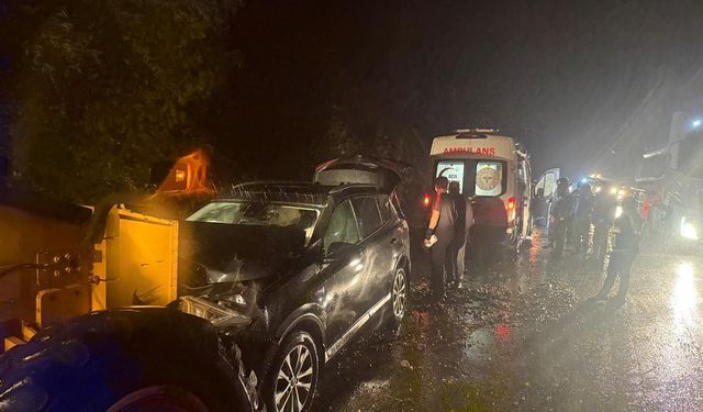 Sel çalışmalarına giden greyder ile otomobil çarpıştı 4 yaralı