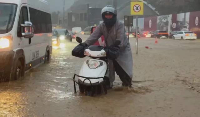 Sağanak yağışın İstanbul'a ağır bilançosu: Su baskını, heyelan ve mahsur kalma!