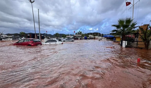 Antalya’da sağanak ve hortum: Vatandaşlara sel baskını uyarısı yapıldı
