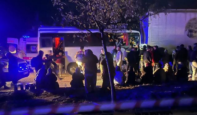 Tarım işçilerini taşıyan midibüs ile TIR çarpıştı: 17 yaralı