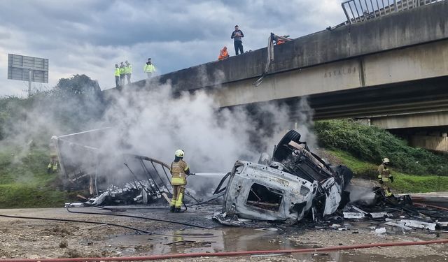 TIR köprüden uçup yandı; sürücü atlayarak son anda kurtuldu