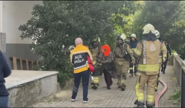 Kadıköy'de 8 katlı binada yangın; mahsur kalanlar var