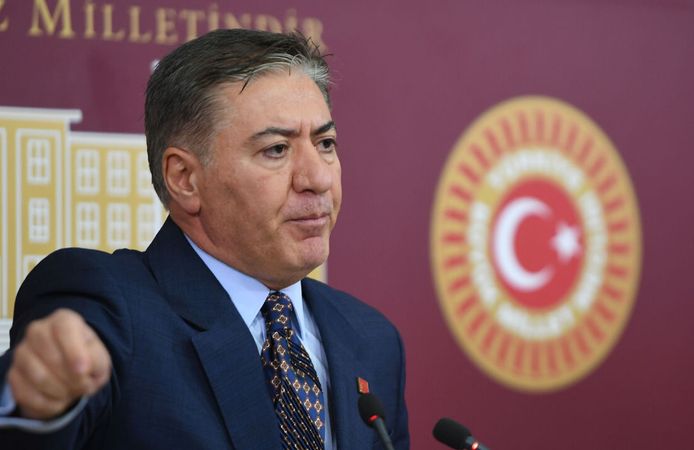 Murat Emir'den Yeni Parti Manisa İl Başkanı Özalper'in gözaltına alınmasına sert tepki