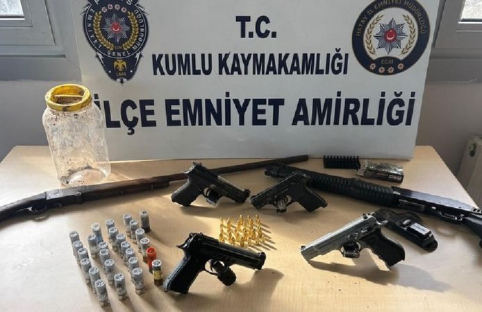 Hatay'da toprağa gömülü silahlar ele geçirildi