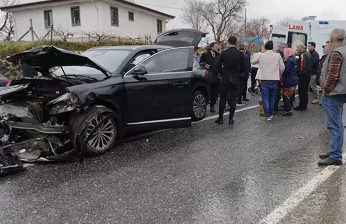 AK Parti konvoyunda kaza! 2 kişi yaralandı