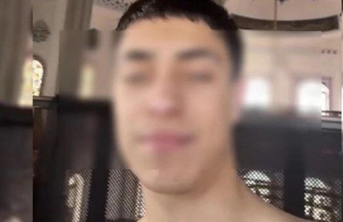 Camide yarı çıplak küfürlü şarkı söyleyen genç tutuklandı