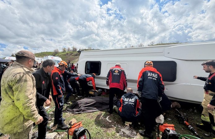 Diyarbakır’da yolcu midibüsü devrildi: 1 ölü, 12 yaralı