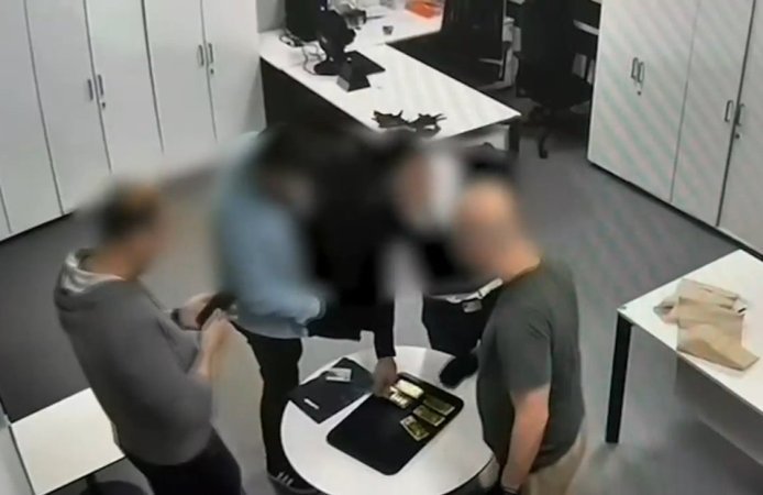 'Kırmızı Bültenle' aranan altın kaçakçısı İstanbul'da yakalandı