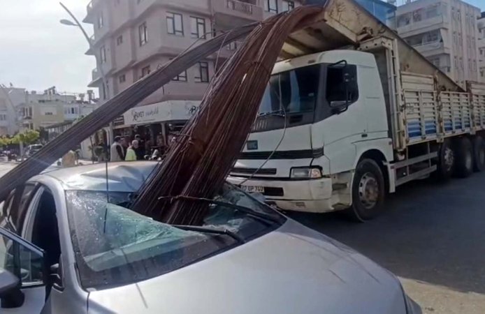 Kamyonun kasasından düşen inşaat demirleri, otomobile saplandı!