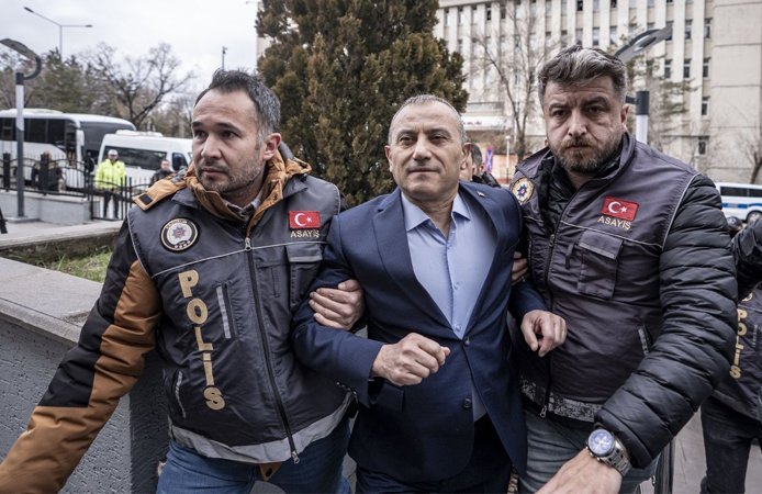 Vali Tuncay Sonel'in adının verildiği sokağın tabelası söküldü