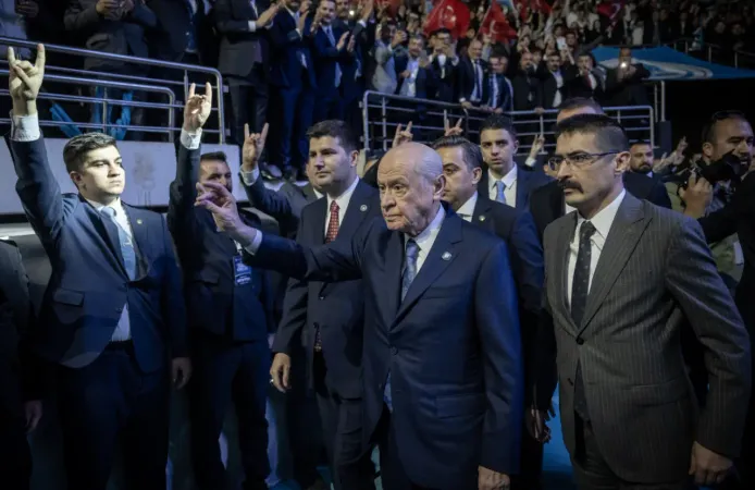 MHP'nin 'Türk Gençliği Büyük Kurultayı'nda Gündoğdu Marşı'nın milliyetçi versiyonu çalındı