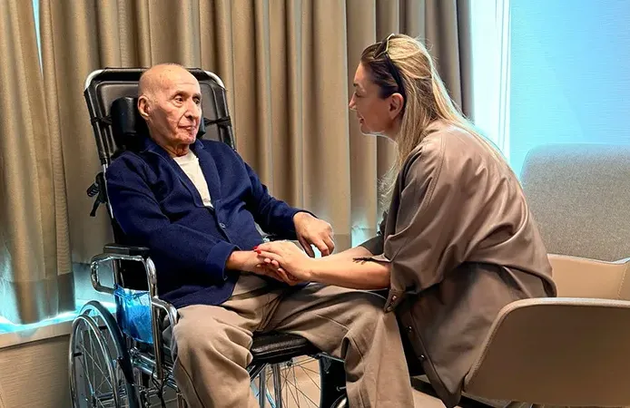 Dilek İmamoğlu, CHP eski Genel Başkanı Hikmet Çetin'i tedavi gördüğü hastanede ziyaret etti