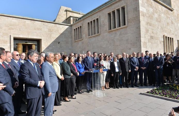 Kılıçdaroğlu’nu destekleyen vekillerin bildirisini okuyan isimden rest: ‘Kılıçdaroğlu'yla siyaset yapmayacağım!’