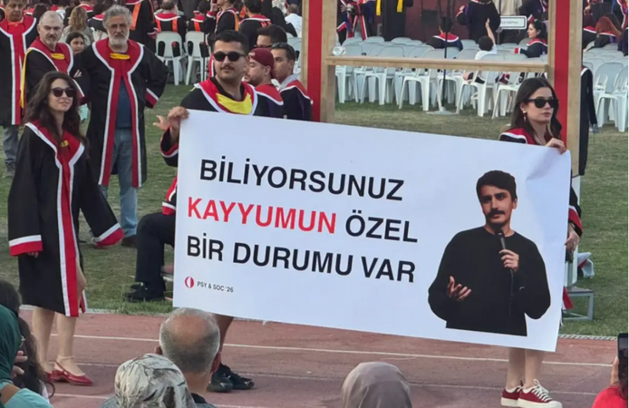 ODTÜ mezuniyetinde Deniz Göktaş pankartları