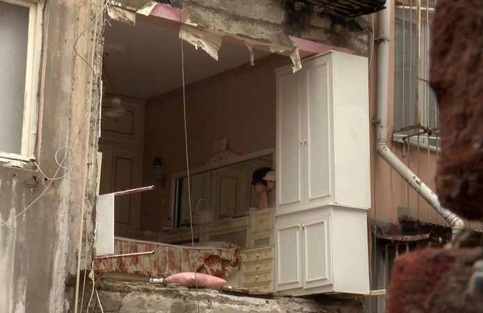 Şişli’de binanın duvarı çöktü; mahalleli deprem oldu zannetti