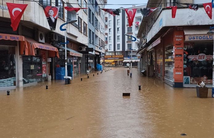 Karadeniz’de sağanak alarmı: Trabzon ve Rize sel sularına teslim oldu