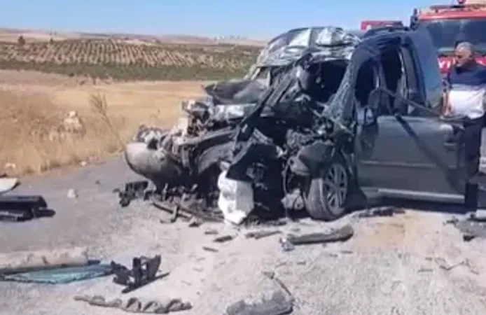 Şanlıurfa’da ticari araç, kamyona çarptı, 4 kişi hayatını kaybetti