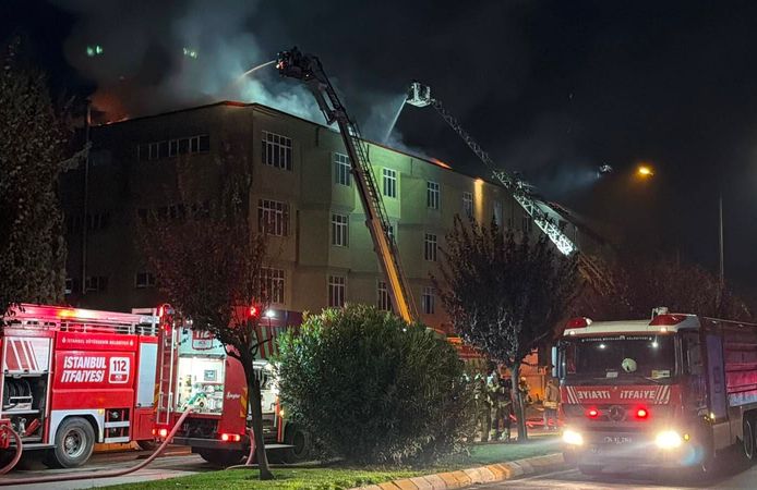 Tuzla'da ayakkabı fabrikasında yangın; ekipler alevlere müdahale ediyor