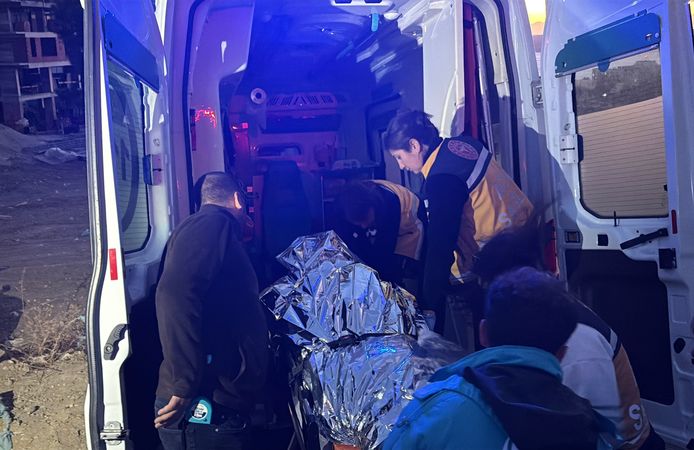 Çanakkale’de toprak altında kalan 2 yabancı uyruklu işçi kurtarıldı