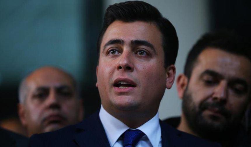 Osman Gökçek, Mansur Yavaş baskılı su bidonlarıyla Meclis'e geldi