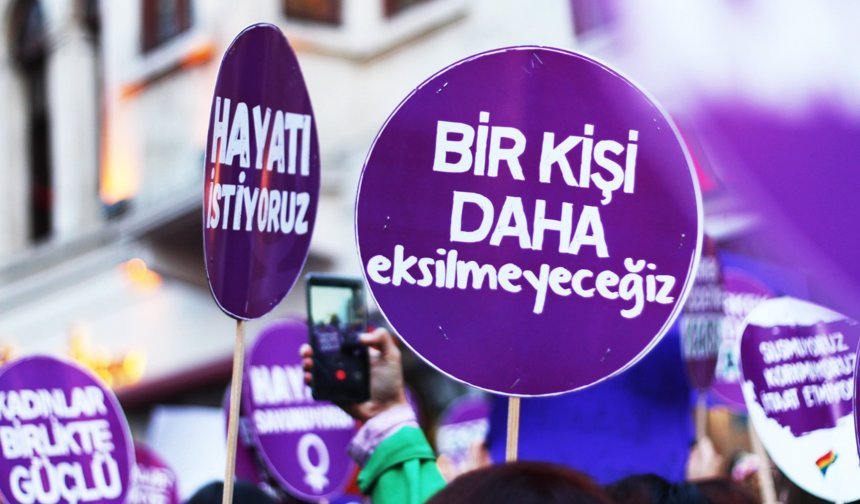 Konuşma bahanesiyle çağırdığı eski sevgilisini boğmaya çalışıp, 10 yerinden bıçakladı