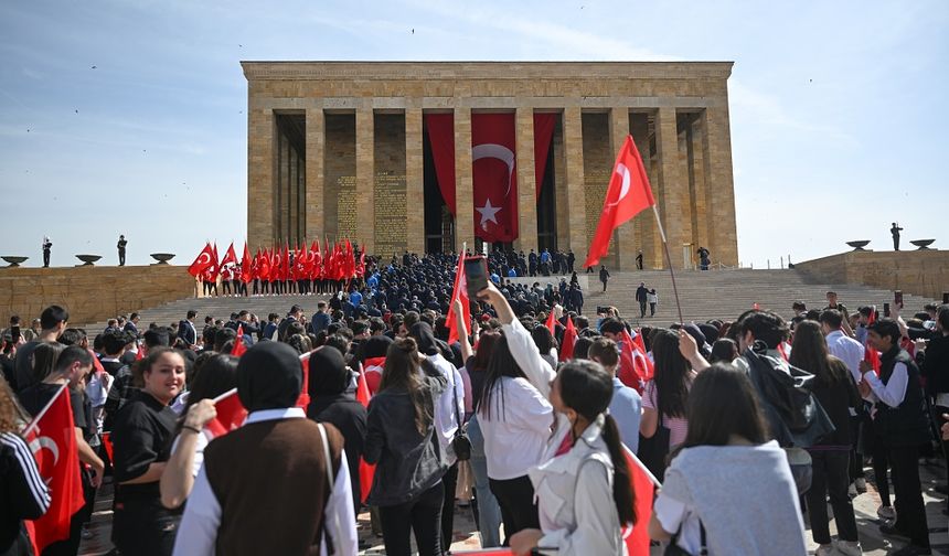 19 Mayıs tüm yurtta kutlanıyor: Vatandaşlar Anıtkabir’e akın etti