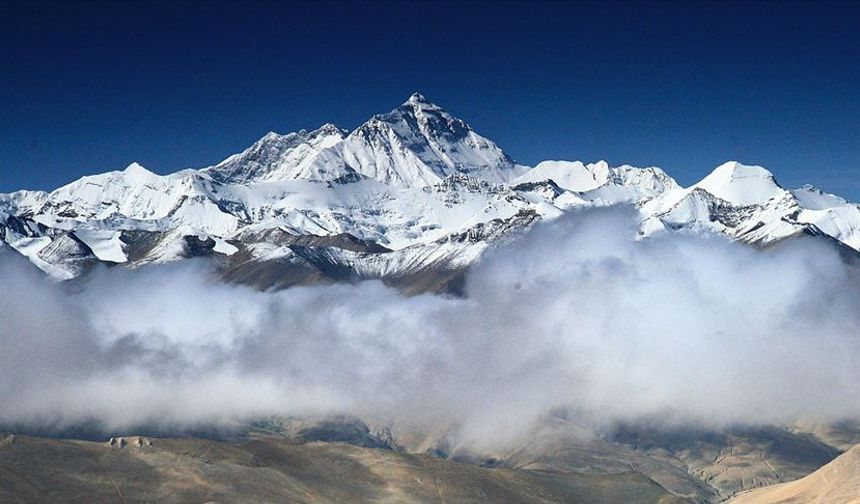 Everest Dağı'ndaki kar fırtınası nedeniyle 1 kişi hayatını kaybetti