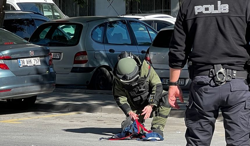 Kayseri'de, caddeye bırakılan çanta, fünye ile patlatıldı