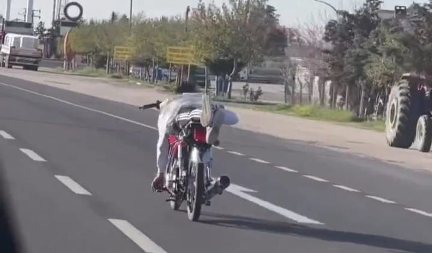 Aksaray’da motosiklet sürücüsünün tehlikeli yolculuğu kamerada