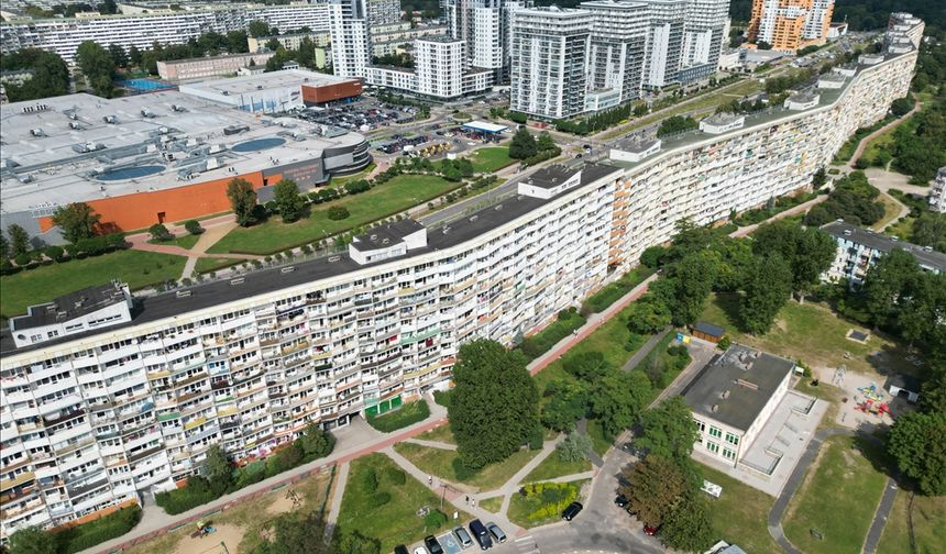 Polonya'nın 800 metre uzunluğundaki en geniş apartman bloğu