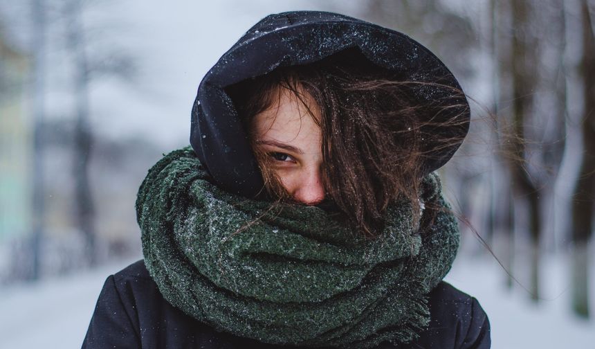 ‘Soğuk ve rüzgarlı havalar yüz felci riskini artırıyor’