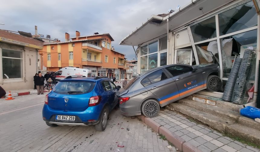 Çarptığı park halindeki otomobillerden biri dükkana daldı: 2 yaralı