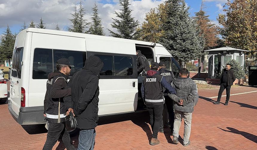 Belediye çalışanı gibi görünerek kaçak kazı yapan 5 zanlı tutuklandı