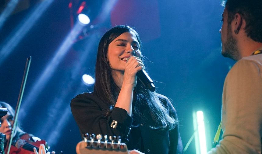 Eşref Rüya, Demet Özdemir'in şarkılarıyla gündemde