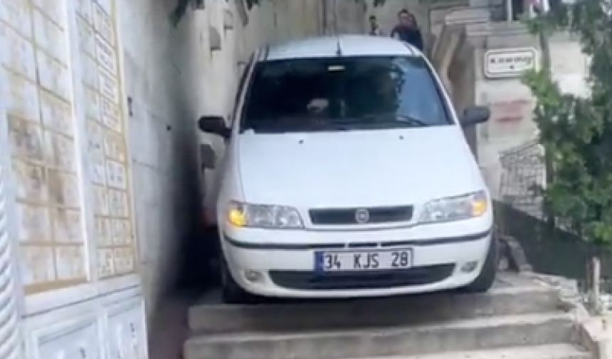 İstanbul'da bir sürücü, otomobiliyle merdivenlerden inmeye çalıştı!