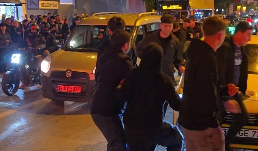 Kadıköy’de Galatasaray taraftarlarına taşlı saldırı kamerada