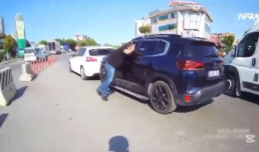 Ataşehir'de trafikte yol verme kavgası; hamile eşinin yanında saldırdı