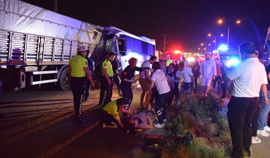 İşçi servisi park halindeki tıra çarptı: 20 yaralı