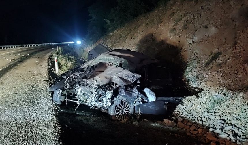 Yolcu otobüsüyle çarpışan otomobilin sürücüsü öldü, 8 kişi yaralandı