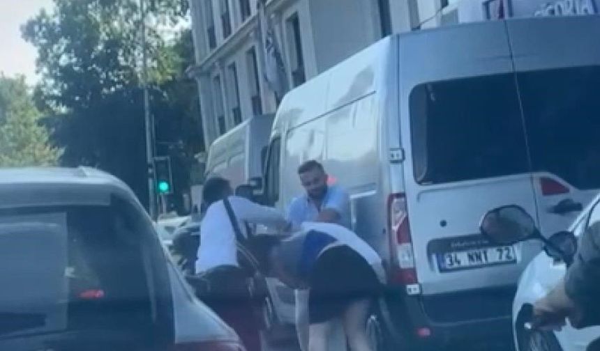Beyoğlu'nda kadın yolcu araçta sigara içmesine karşı çıkan taksiciye saldırdı: 'Beynini dağıtırım senin'